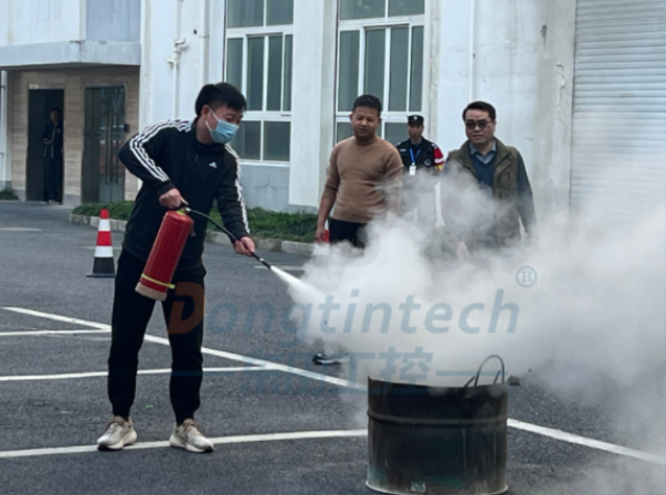 進(jìn)行使用滅火器滅火.png