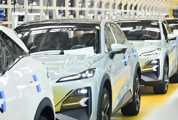 綠色驅(qū)動未來：新能源汽車與4U機架式工控機的融合創(chuàng)新